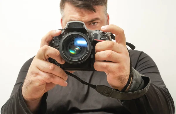 Fotógrafo Tirar Uma Foto Com Sua Câmera Reflexo Lente Digital — Fotografia de Stock