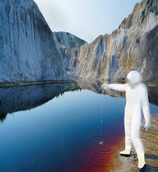 Gli Astronauti Donna Indossare Casco Osservare Pianeta Marte Lago Rosso — Foto Stock