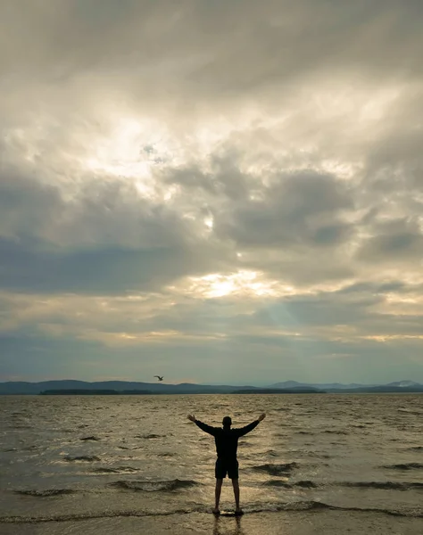 Jeune Homme Tient Sur Rivage Vue Arrière Levez Les Mains — Photo