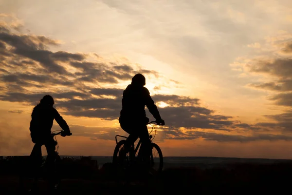 자전거 어머니의 실루엣 자전거를 엄마와 아기의 모습입니다 석양의 지평선을 사람들 — 스톡 사진