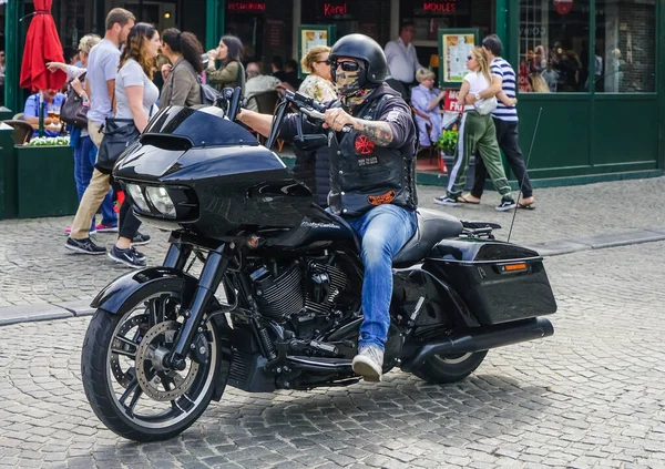 Brugge Bélgica Julio 2018 Joven Con Casco Chaqueta Cuero Moto —  Fotos de Stock