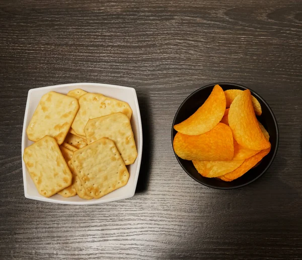 Tre Tallrikar Med Kex Krispiga Kex Salt Chips Ovanifrån Livsmedelsbakgrund — Stockfoto
