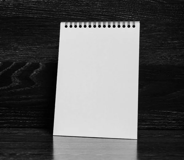Notebook Fém Kötéssel Elszigetelt Fekete Háttér — Stock Fotó