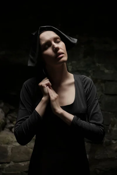 Karanlık Kilisenin Içindeki Genç Rahibe Kız Mumsuz Karanlık Oda Mütevazı — Stok fotoğraf