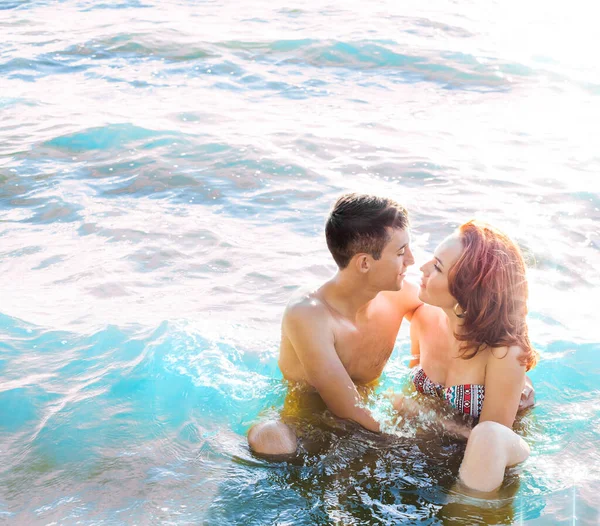 Sexy Kuss Heißem Wasser Leidenschaftliches Paar Sitzen Sonnenuntergang Meer Küste — Stockfoto