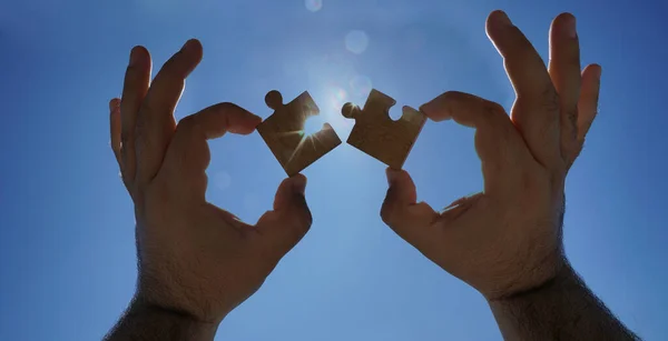 Manos Con Piezas Rompecabezas Fondo Del Cielo — Foto de Stock