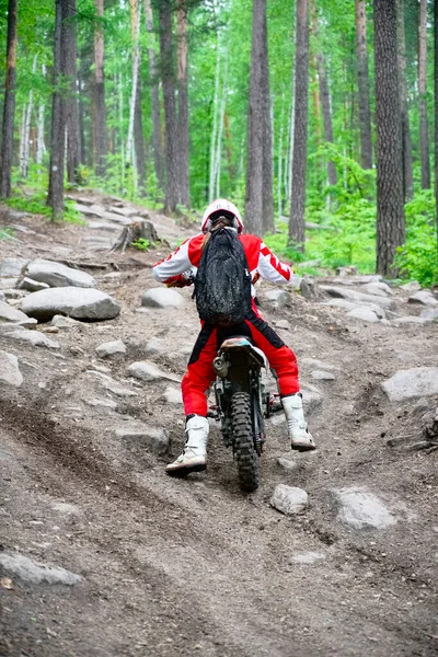 後ろの景色だ バイクでの極端なスポーツ エンデューロ自転車に乗る人 — ストック写真