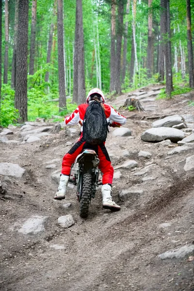 後ろの景色だ バイクでの極端なスポーツ エンデューロ自転車に乗る人 — ストック写真