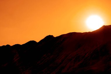 Güneşli dağın üzerinde güzel sihirli bir gün doğumu. doğa arkaplanı.