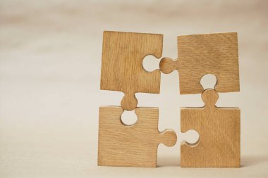 Dört tahta yapboz parçası. bağlantı insanları kavramı