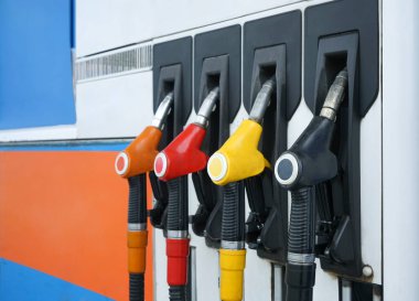 Benzin istasyonu. Yakından depoyu dolduruyorum. Yakıt masrafı. Dizel ve benzin fiyatları. Benzin istasyonunda benzin pompaları.