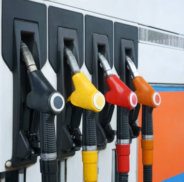 Benzin istasyonu. Yakından depoyu dolduruyorum. Yakıt masrafı. Dizel ve benzin fiyatları. Benzin istasyonunda benzin pompaları.