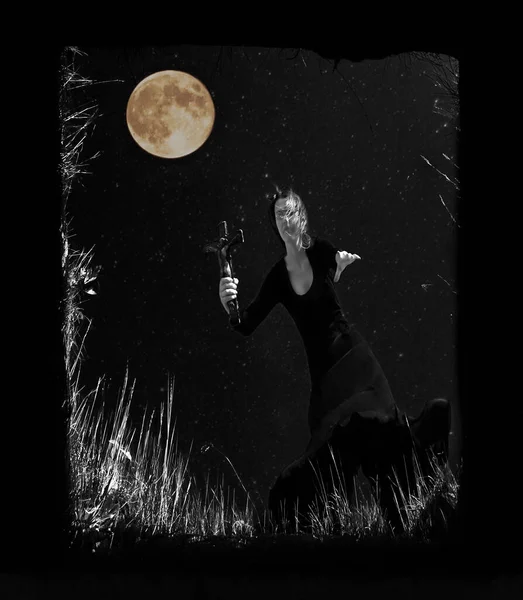 Zwarte Weduwe Met Een Stenen Kruis Hand Halloween Vrouw Gotische — Stockfoto
