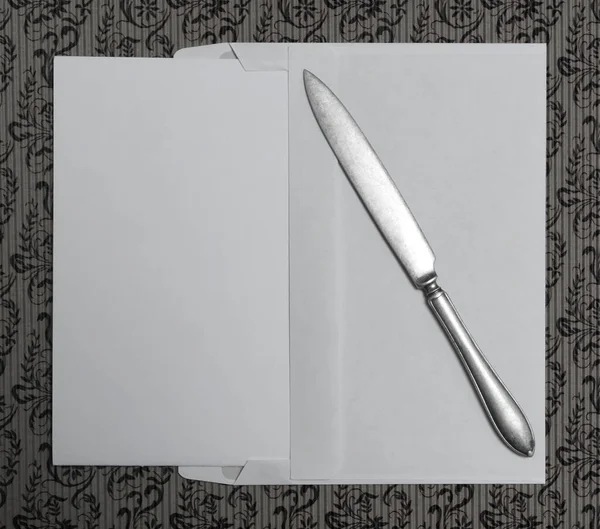 Papier Blanc Avec Couteau Vue Haut Vers Bas Une Enveloppe — Photo