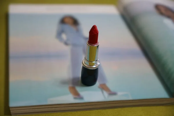 Rode Lippenstift Open Modeblad Pagina Rode Lippenstift Modeblad — Stockfoto