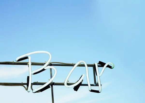 Weißes Balkenschild Auf Dem Dach Vor Blauem Himmel — Stockfoto