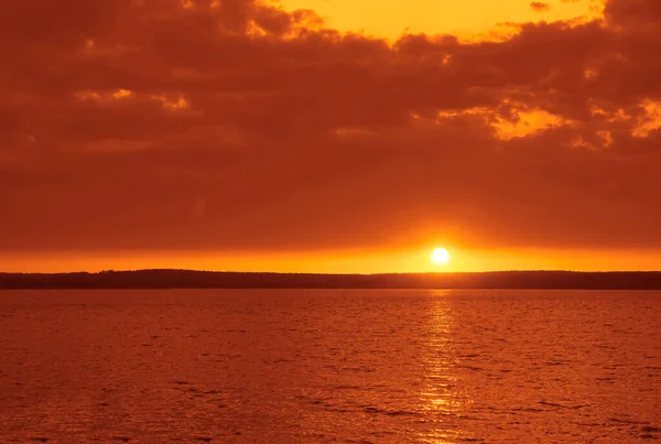 Donker Oranje Zeeoppervlak Bij Zonsondergang Zon Gaat Onder Aan Horizon — Stockfoto