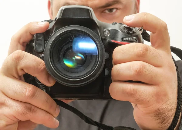 Fotógrafo Tirar Uma Foto Com Sua Câmera Reflexo Lente Digital — Fotografia de Stock