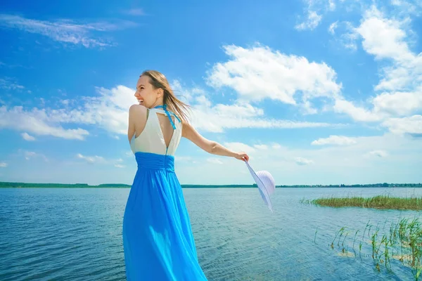 Portrait Une Belle Femme Insouciante Marchant Dansant Sur Plage Avec — Photo