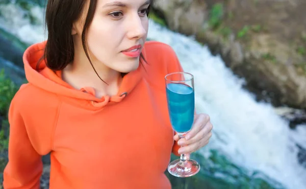 Giovane Ragazza Bere Vino Bicchiere Sul Fiume Cascata Sfondo — Foto Stock