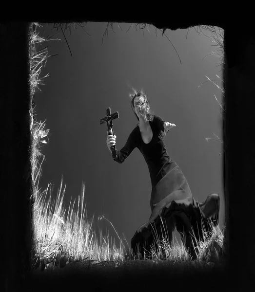 Black Widow Holding Stone Cross Hand Halloween Woman Gothic Dress — Stock Photo, Image