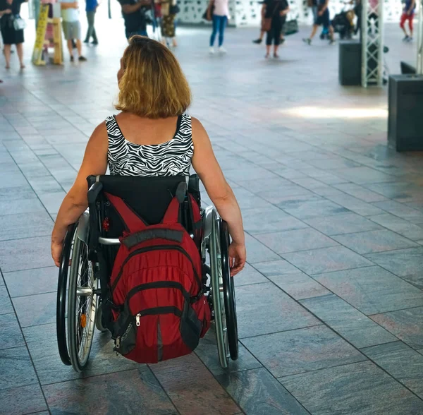 Vue Arrière Vieille Femme Fauteuil Roulant Femelle Fauteuil Roulant Marcher — Photo