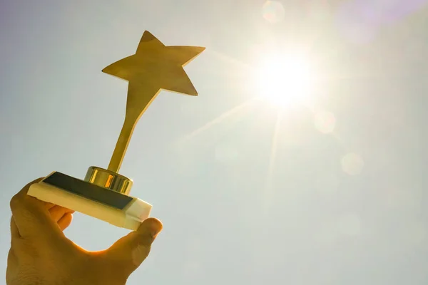 Золота Зірка Нагорода Чоловічій Руці Синьому Сонячному Фоні Неба Сонячне — стокове фото