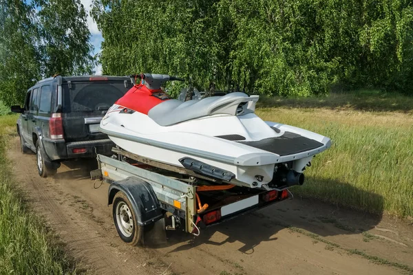 Back View Carro Com Barco Motor Esporte Branco Reboque Grama — Fotografia de Stock