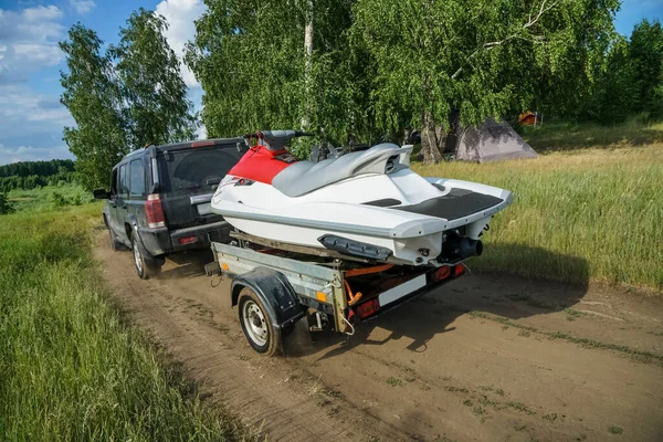 Back View Carro Com Barco Motor Esporte Branco Reboque Grama — Fotografia de Stock