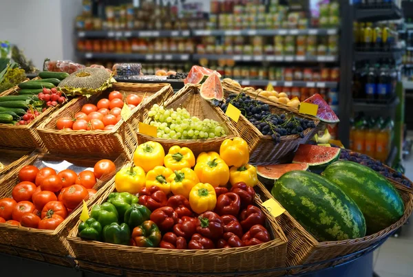 Färska Grönsaker Bär Och Frukter Livsmedelsbutik Butik Korgar För Korgar — Stockfoto