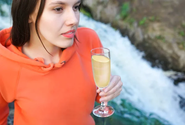 川の上のガラスからワインを飲む少女 の背景 — ストック写真
