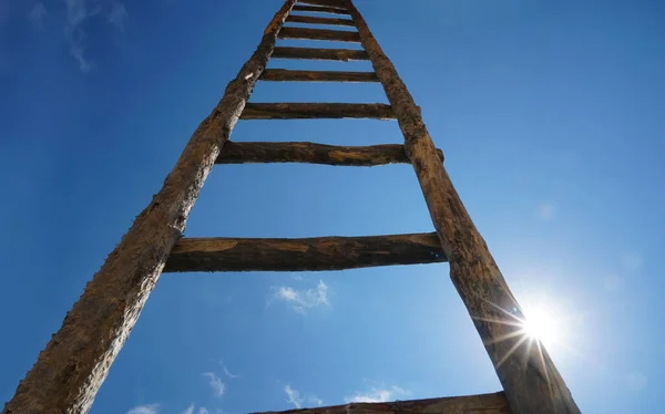 Eine Treppe Zum Himmel Vor Dem Hintergrund Von Wolken Und — Stockfoto