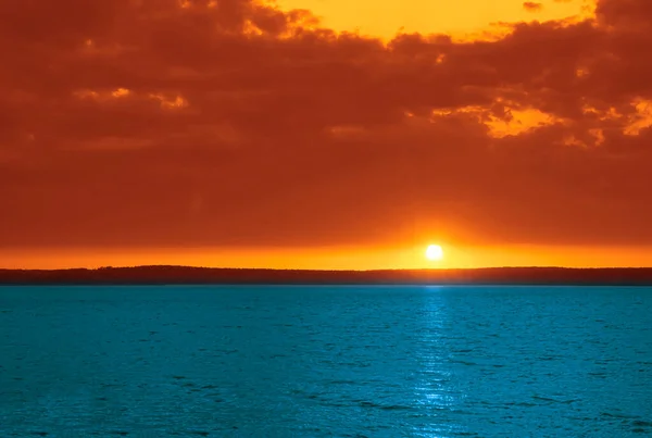 Dunkelorange Meeresoberfläche Bei Sonnenuntergang Die Sonne Geht Horizont Unter Ein — Stockfoto