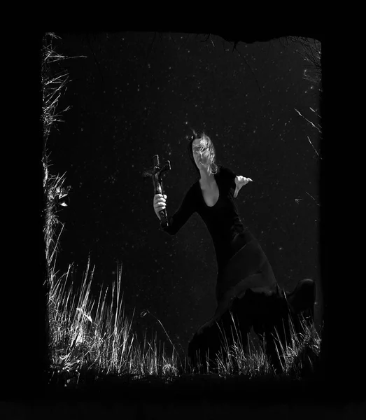 Zwarte Weduwe Met Een Stenen Kruis Hand Halloween Vrouw Gotische — Stockfoto