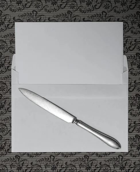 Papier Blanc Avec Couteau Vue Haut Vers Bas Une Enveloppe — Photo
