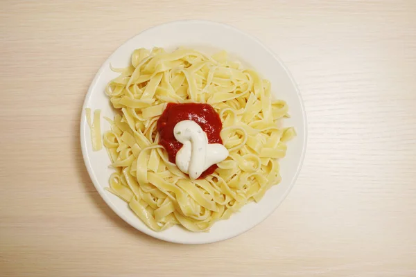 Spaghetti Con Ketchup Maionese Fondo Tavolo Legno Vista Dall Alto — Foto Stock