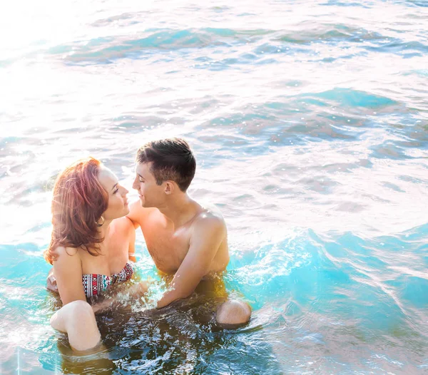 Beso Sexy Agua Caliente Pareja Apasionada Sentarse Orilla Del Mar —  Fotos de Stock