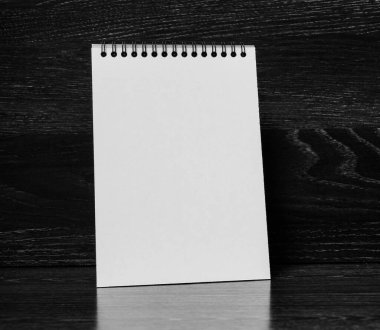 Metal ciltli defter siyah arkaplanda izole edildi