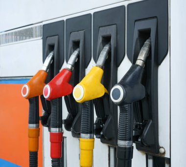 Benzin istasyonu. Yakından depoyu dolduruyorum. Yakıt masrafı. Dizel ve benzin fiyatları. Benzin istasyonunda benzin pompaları.