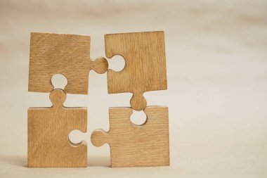 Dört tahta yapboz parçası. bağlantı insanları kavramı