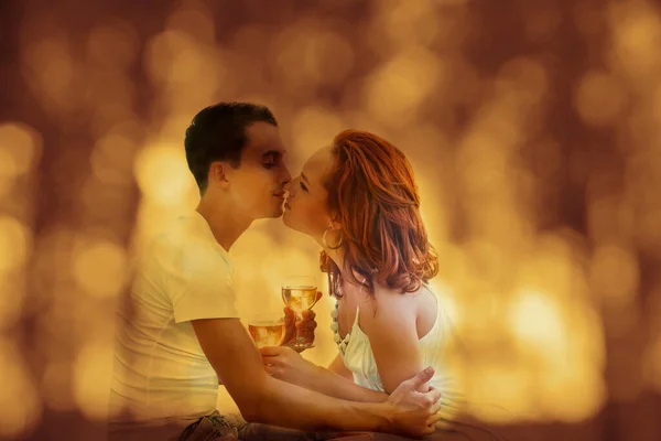 Aşk Dolu Bir Çift Nehir Kıyısında Gün Batımında Şarap Şampanya — Stok fotoğraf