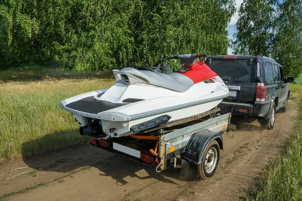 Back View Carro Com Barco Motor Esporte Branco Reboque Grama — Fotografia de Stock