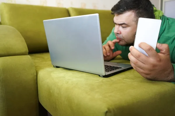 Occupé Asiatique Barbe Homme Couché Sur Canapé Vert Travailler Avec — Photo