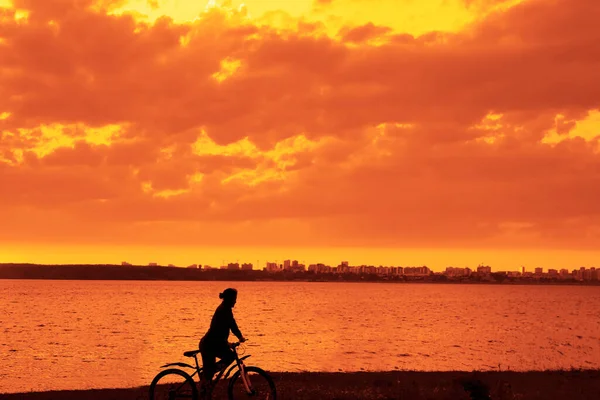 Silhouette Sporty Woman Ride Bicycle Outdoors Sunset Background Residential Highrise — Stock Photo, Image