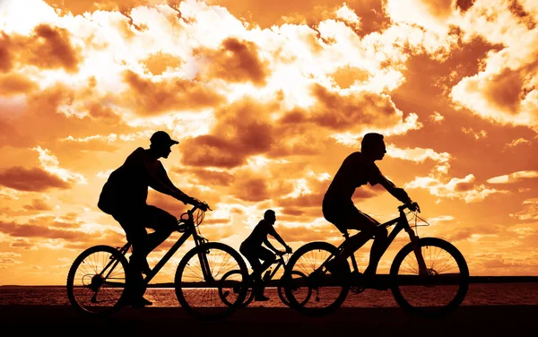 Spazio Vuoto Amici Sportivi Bicicletta Tramonto Ciclisti Cavallo Lungo Costa — Foto Stock