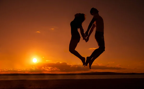 Silhouette Jeune Couple Pieds Nus Saute Sur Plage Coucher Soleil — Photo