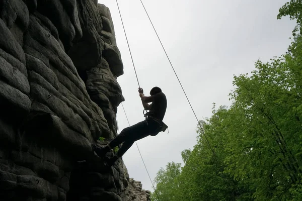 Dağın Tepesindeki Bir Uçurumun Tepesindeki Dağcı Silueti Ekstrem Sporlar Kaya — Stok fotoğraf