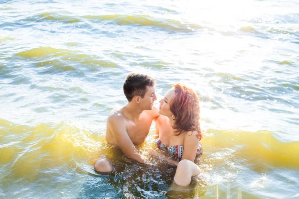 Leidenschaftliches Paar Sitzen Sonnenuntergang Meer Küste Oder Ozean Perfekter Körper — Stockfoto
