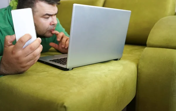 Occupé Asiatique Barbe Homme Couché Sur Canapé Vert Travailler Avec — Photo