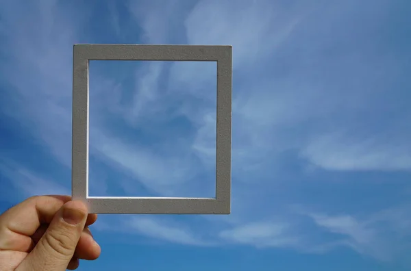 Masculino Mão Segurando Pequena Tabuleta Céu Fundo — Fotografia de Stock